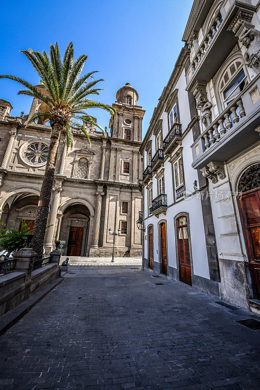 圣安娜大教堂附近的街道，圣安娜·德·卡纳里亚，Calle Obispo Codina, Las Palmas de Gran Canaria，西班牙